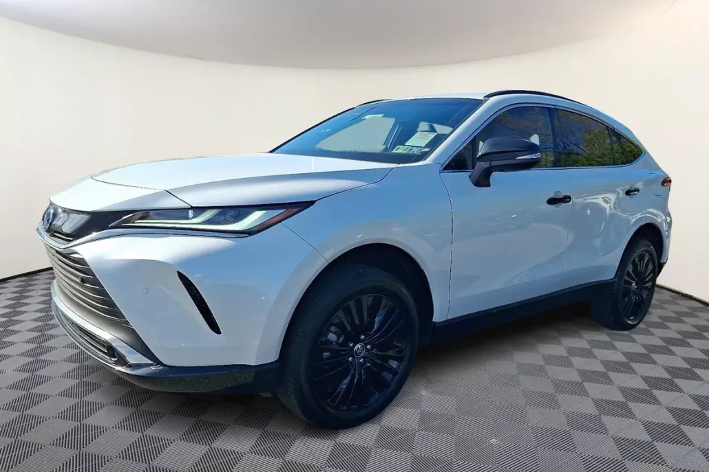 2024 Toyota Venza photo 1