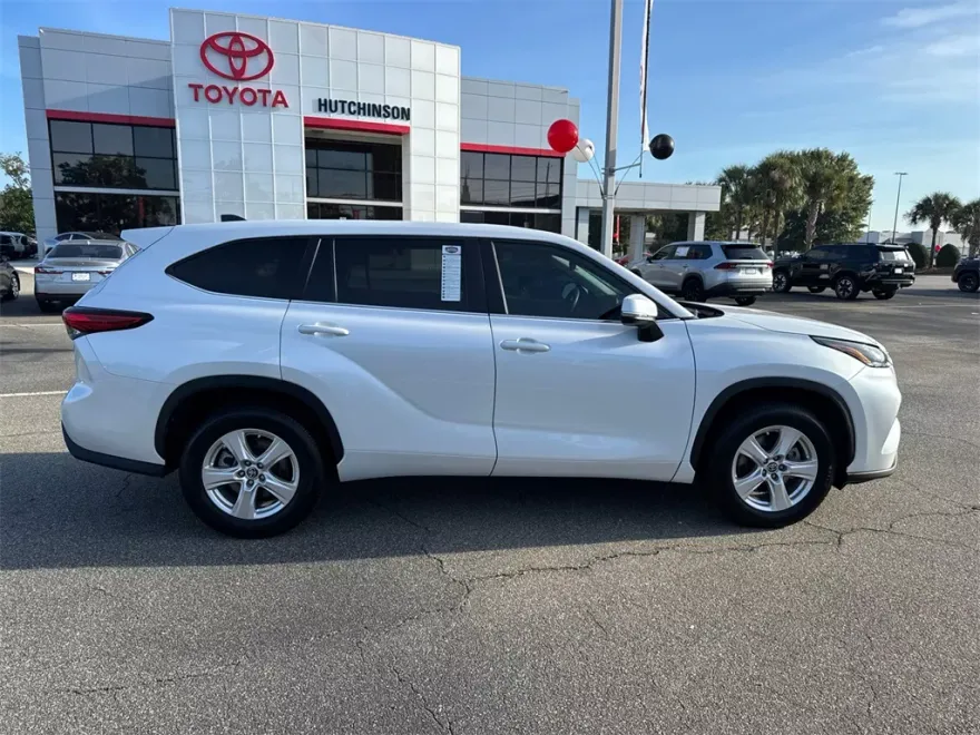 2023 Toyota Highlander L photo 1