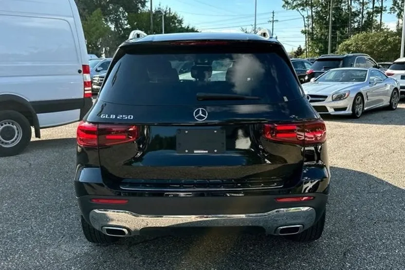 2025 Mercedes Benz GLB 250 photo 1