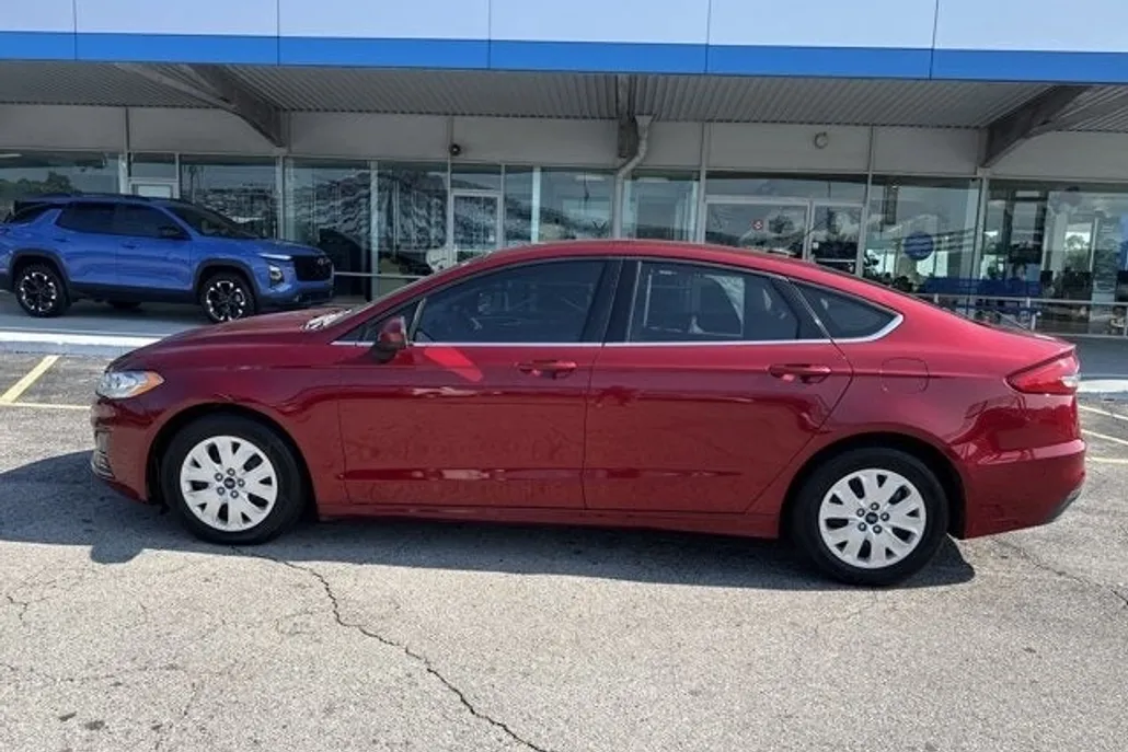 2019 Ford Fusion S photo 1
