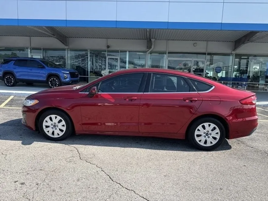 2019 Ford Fusion S photo 1