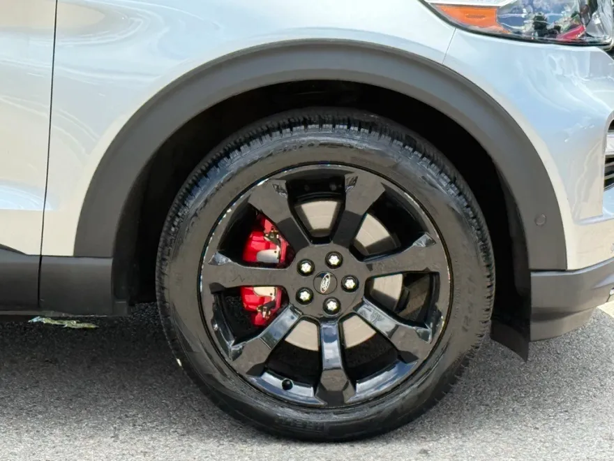 2022 Ford Explorer ST photo 1