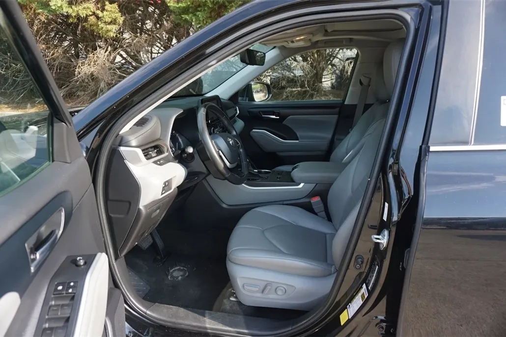 2023 Toyota Highlander XLE photo 1