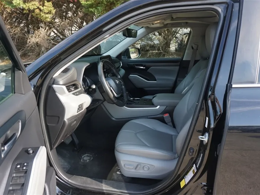 2023 Toyota Highlander XLE photo 1