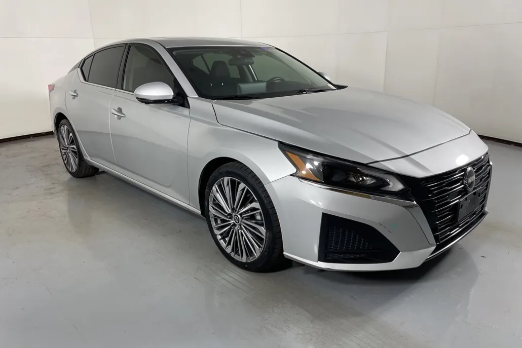 2023 Nissan Altima 2.5 SL photo 1