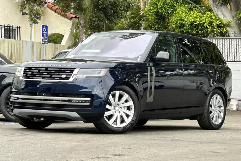 2023 Land Rover Range Rover SE photo 1