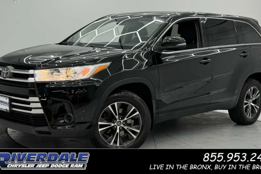 2019 Toyota Highlander LE photo 1