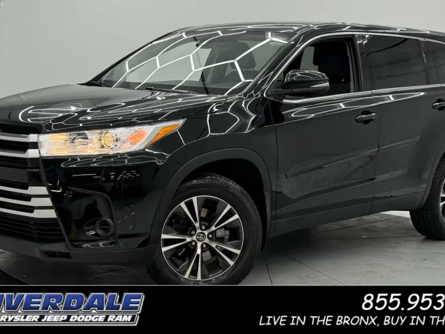 2019 Toyota Highlander LE photo 1