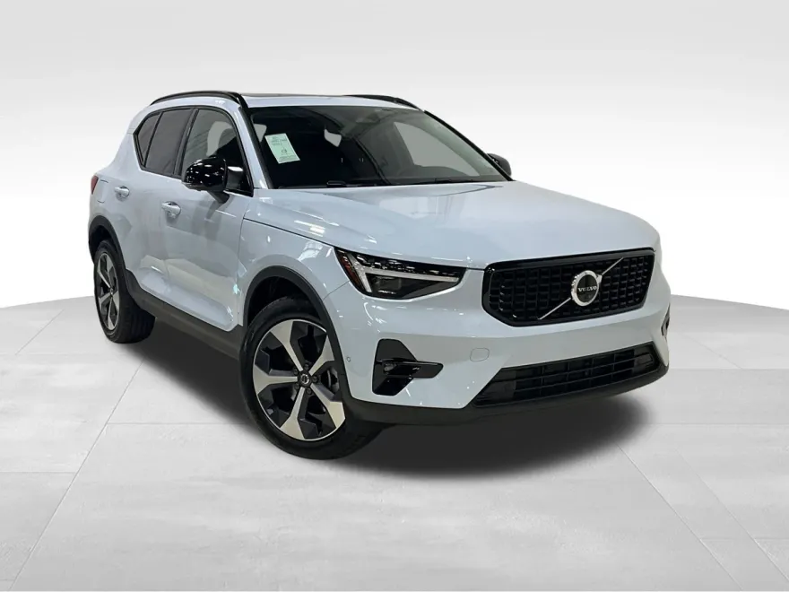 2026 Volvo XC40 Plus photo 1