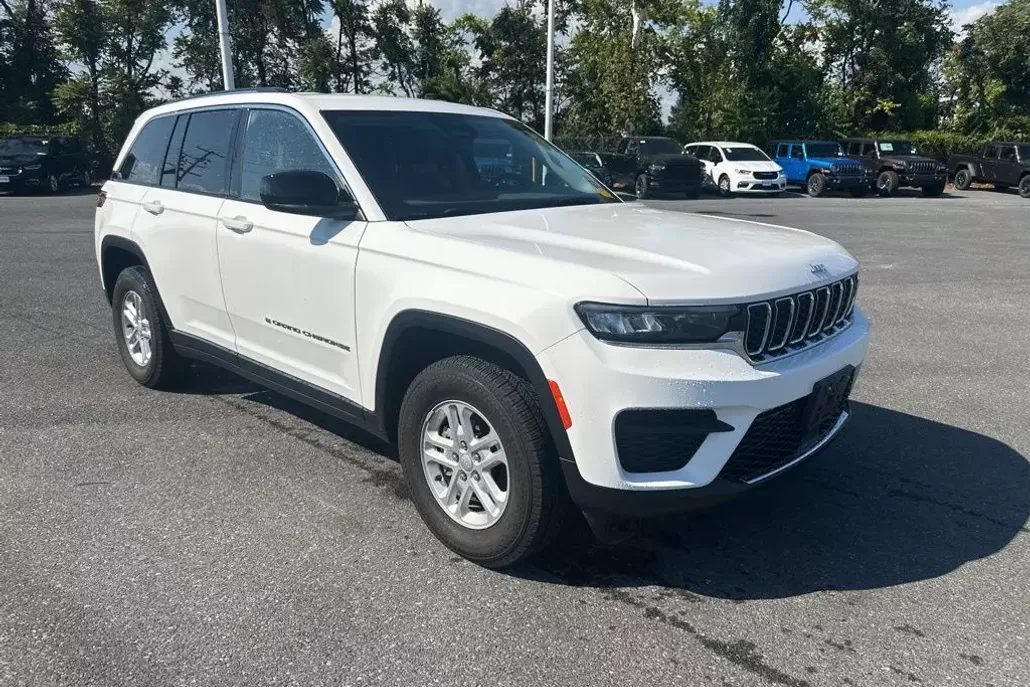 2023 Jeep Grand Cherokee Laredo photo 1