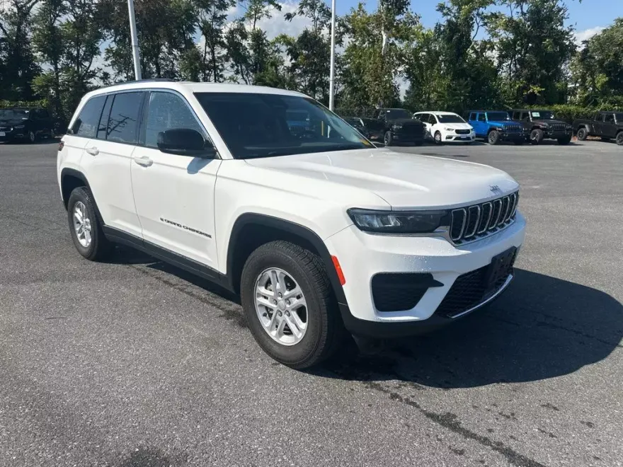 2023 Jeep Grand Cherokee Laredo photo 1