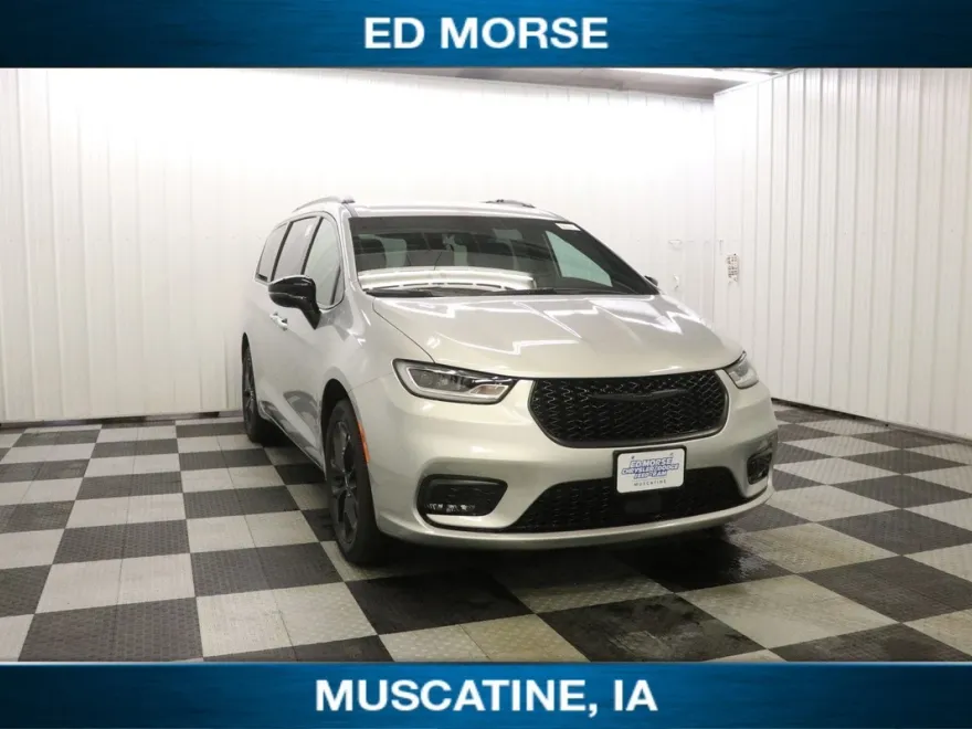 2024 Chrysler Pacifica Touring L photo 1