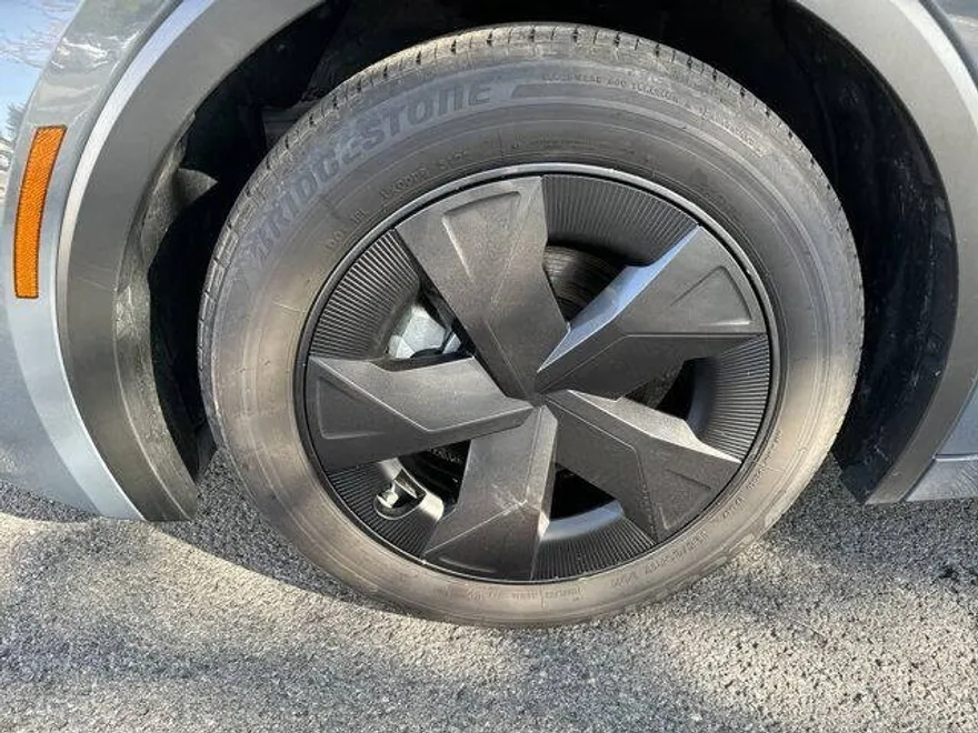 2023 Toyota Prius LE photo 1