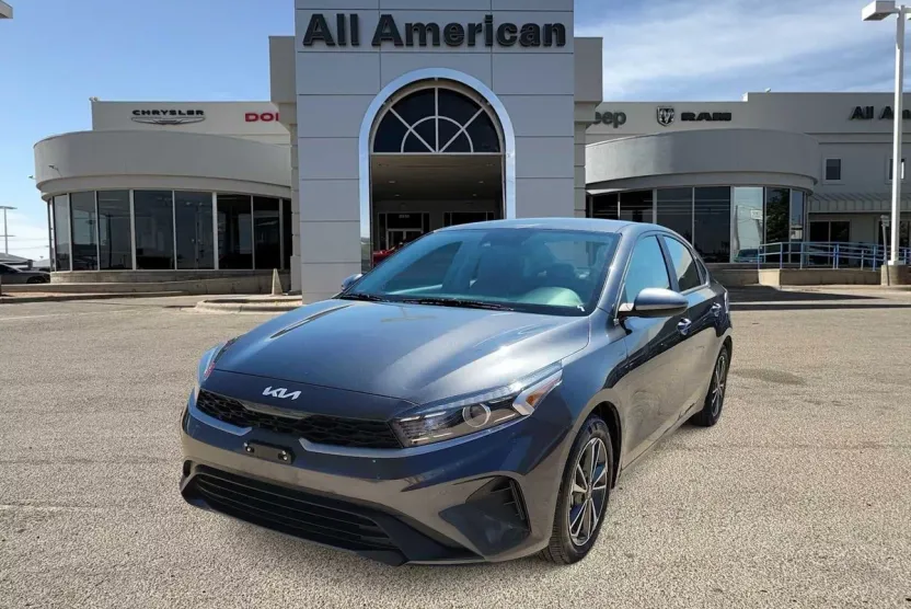2023 Kia Forte LXS photo 1