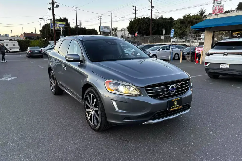 2016 Volvo XC60 T5 Drive-E Platinum photo 1