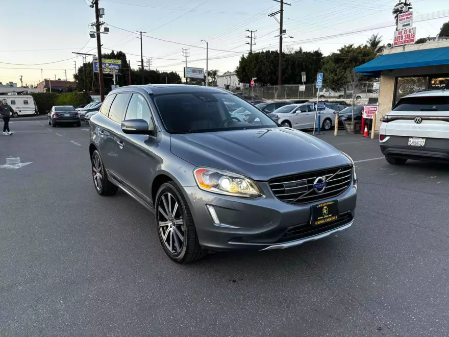 2016 Volvo XC60 T5 Drive-E Platinum photo 1