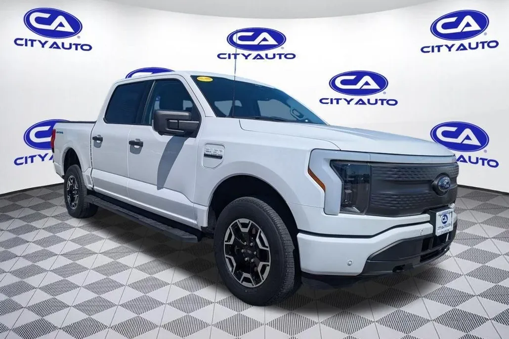 2022 Ford F-150 Lightning XLT photo 1