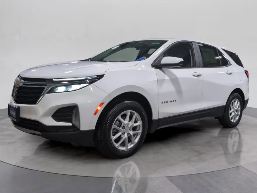 2022 Chevrolet Equinox LT photo 1
