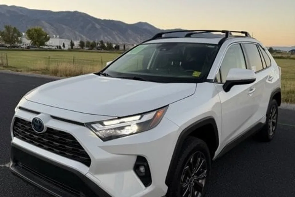 2023 Toyota RAV4 Hybrid XLE Premium photo 1