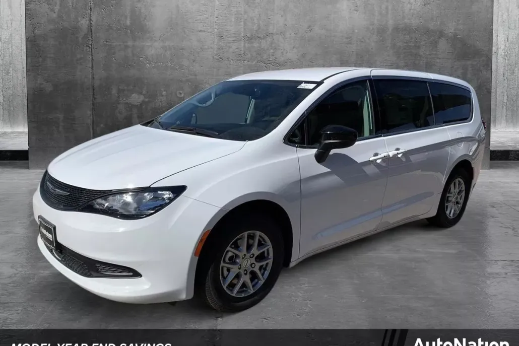2024 Chrysler Voyager LX photo 1