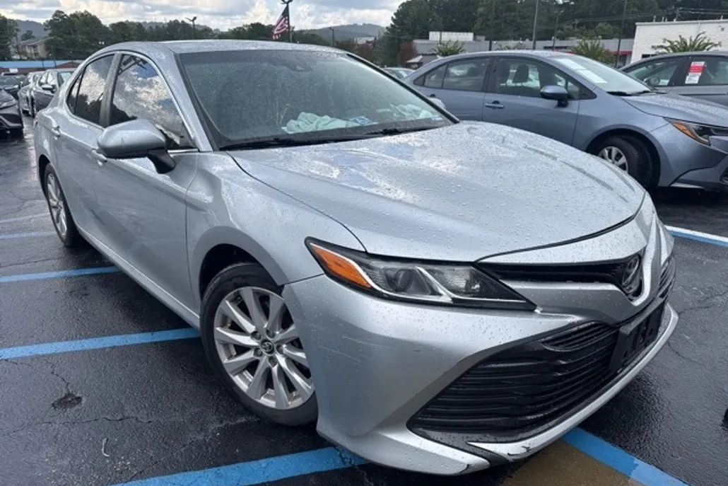 2018 Toyota Camry LE photo 1