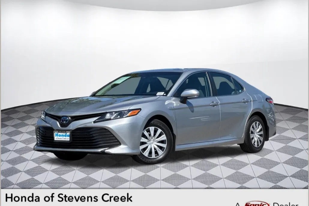 2018 Toyota Camry Hybrid LE photo 1