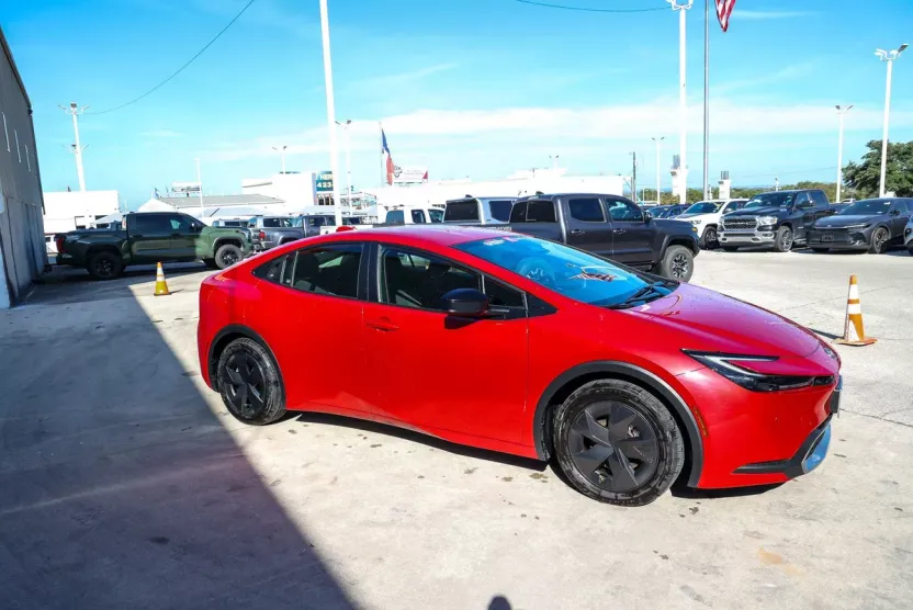 2024 Toyota Prius Prime SE photo 1