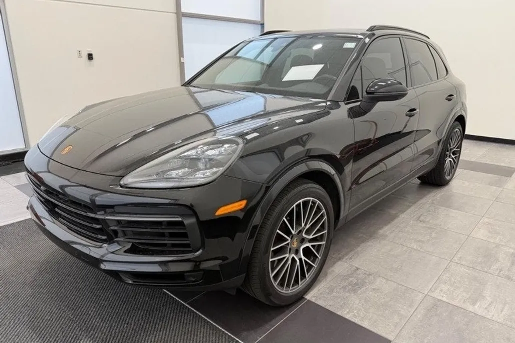 2023 Porsche Cayenne S photo 1