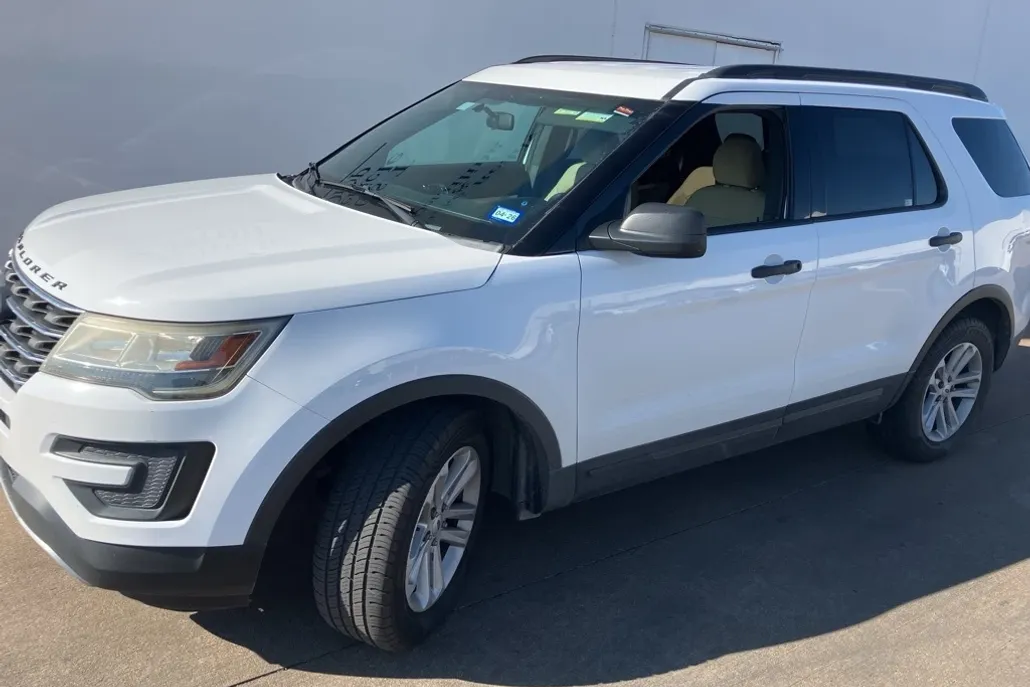 2017 Ford Explorer Base photo 1