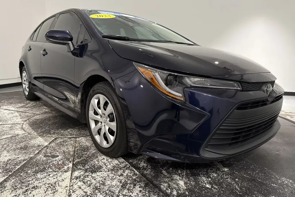 2023 Toyota Corolla LE photo 1
