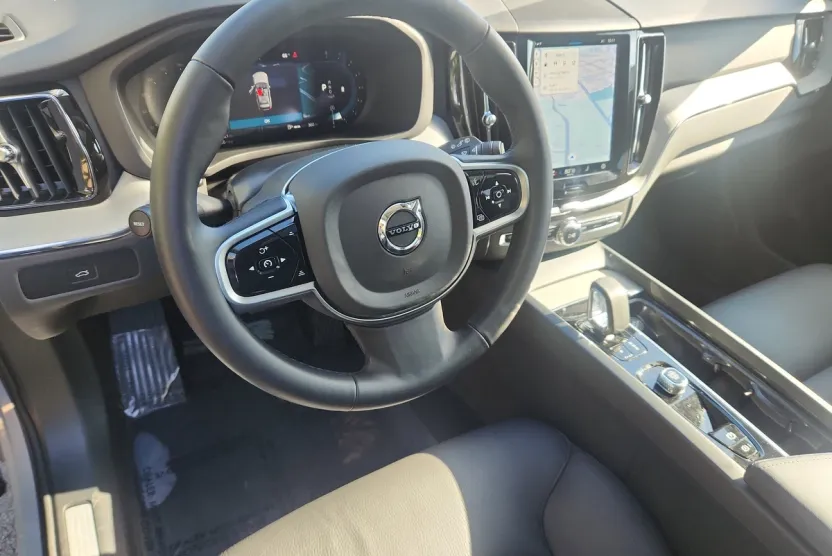 2025 Volvo XC60 B5 Plus photo 1