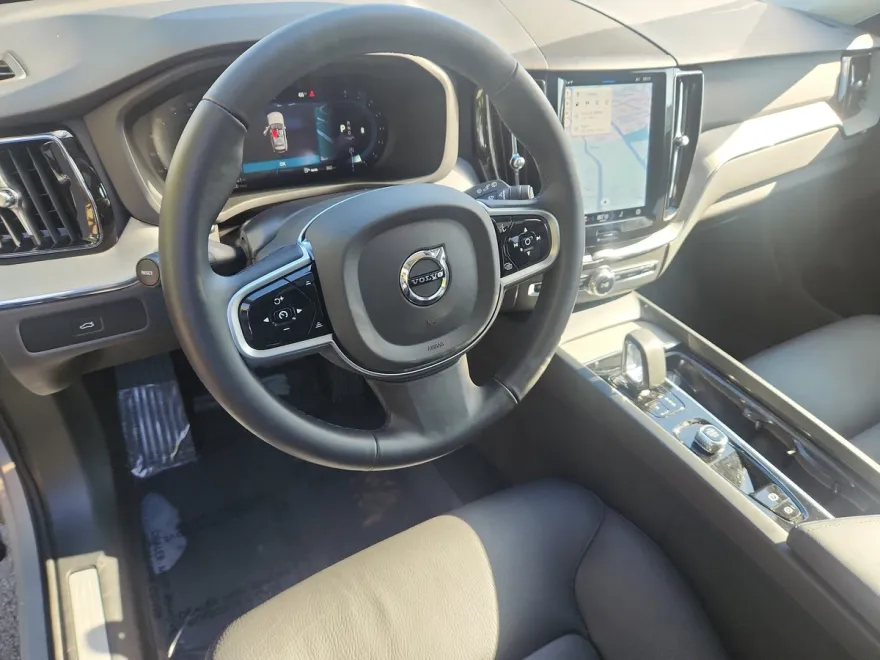 2025 Volvo XC60 B5 Plus photo 1