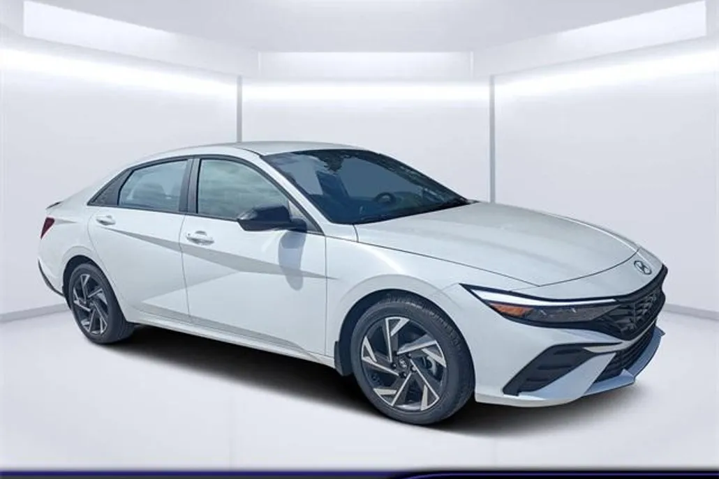 2025 Hyundai Elantra SEL Sport photo 1