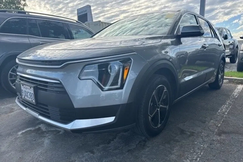 2024 Kia Niro LX photo 1