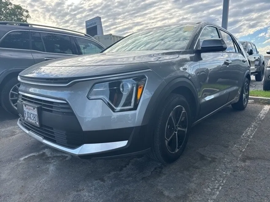 2024 Kia Niro LX photo 1