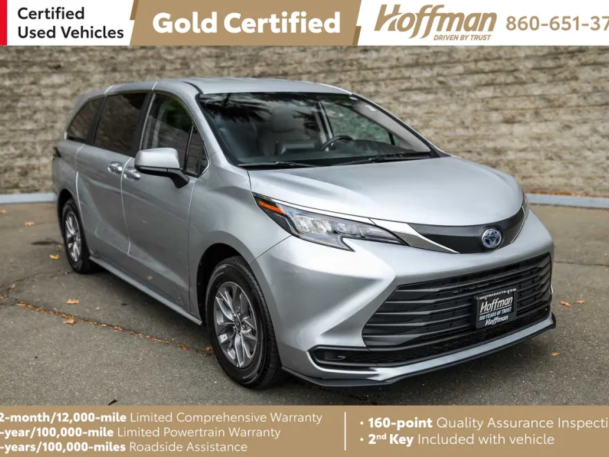 2024 Toyota Sienna LE photo 1