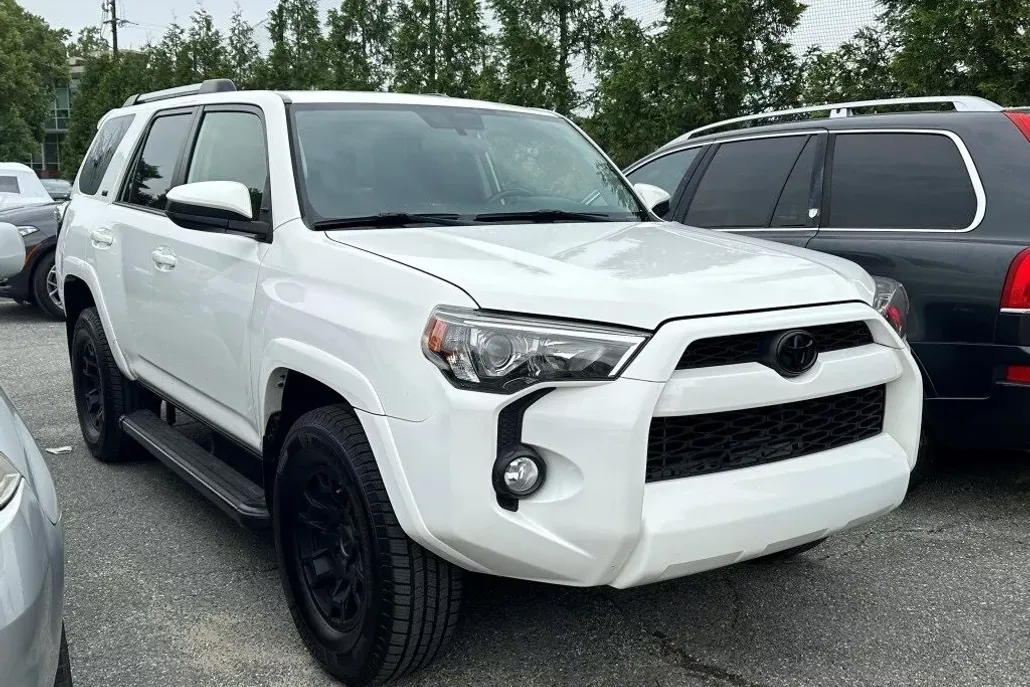 2019 Toyota 4Runner SR5 photo 1