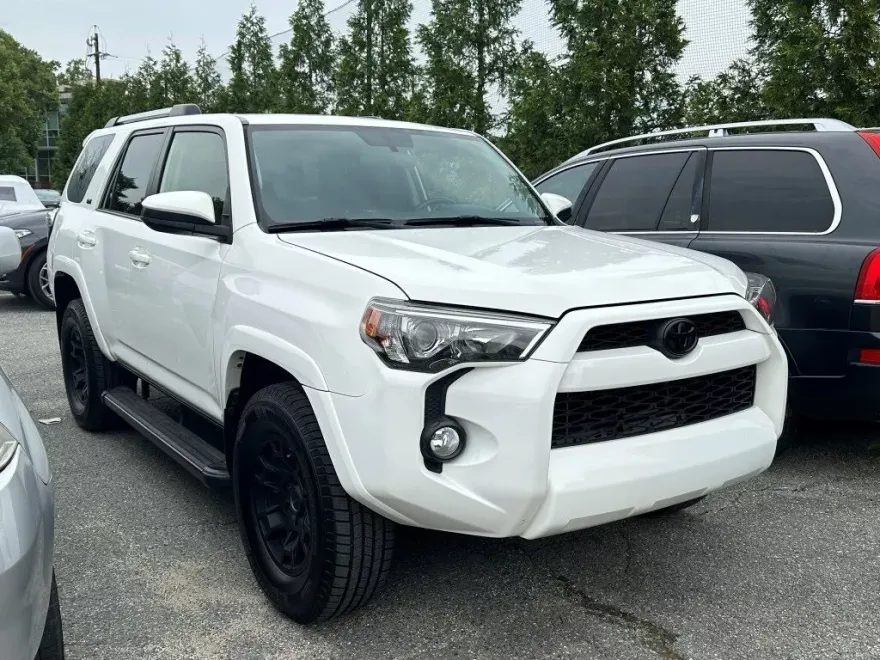 2019 Toyota 4Runner SR5 photo 1