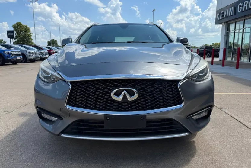 2017 Infiniti QX30 Premium photo 1