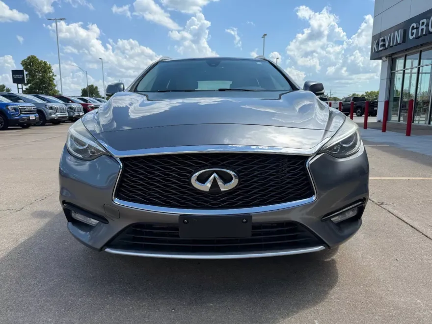 2017 Infiniti QX30 Premium photo 1