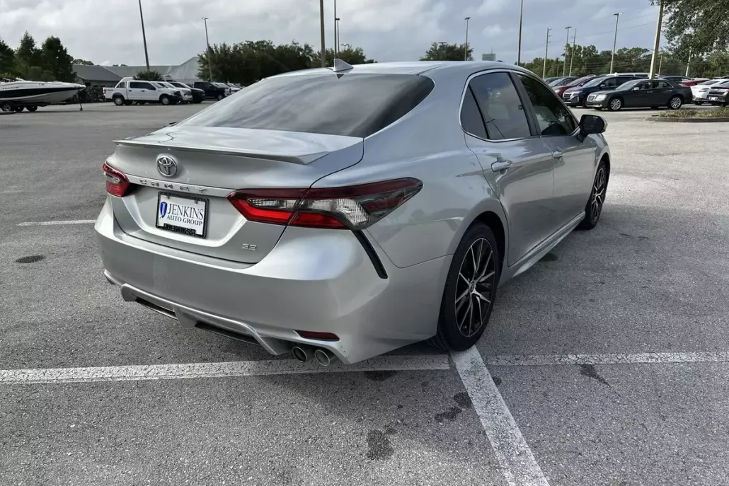 2022 Toyota Camry SE photo 1