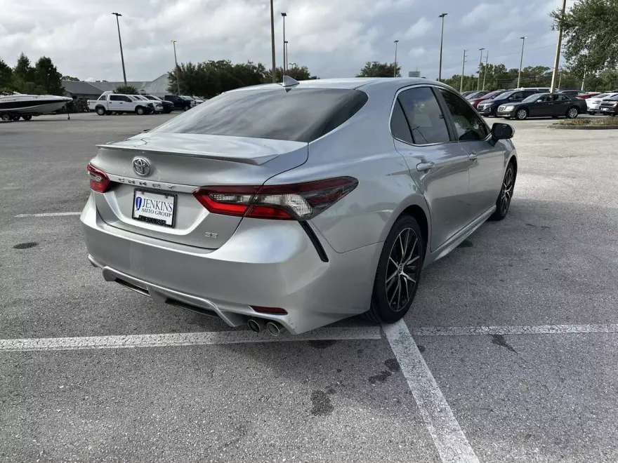 2022 Toyota Camry SE photo 1