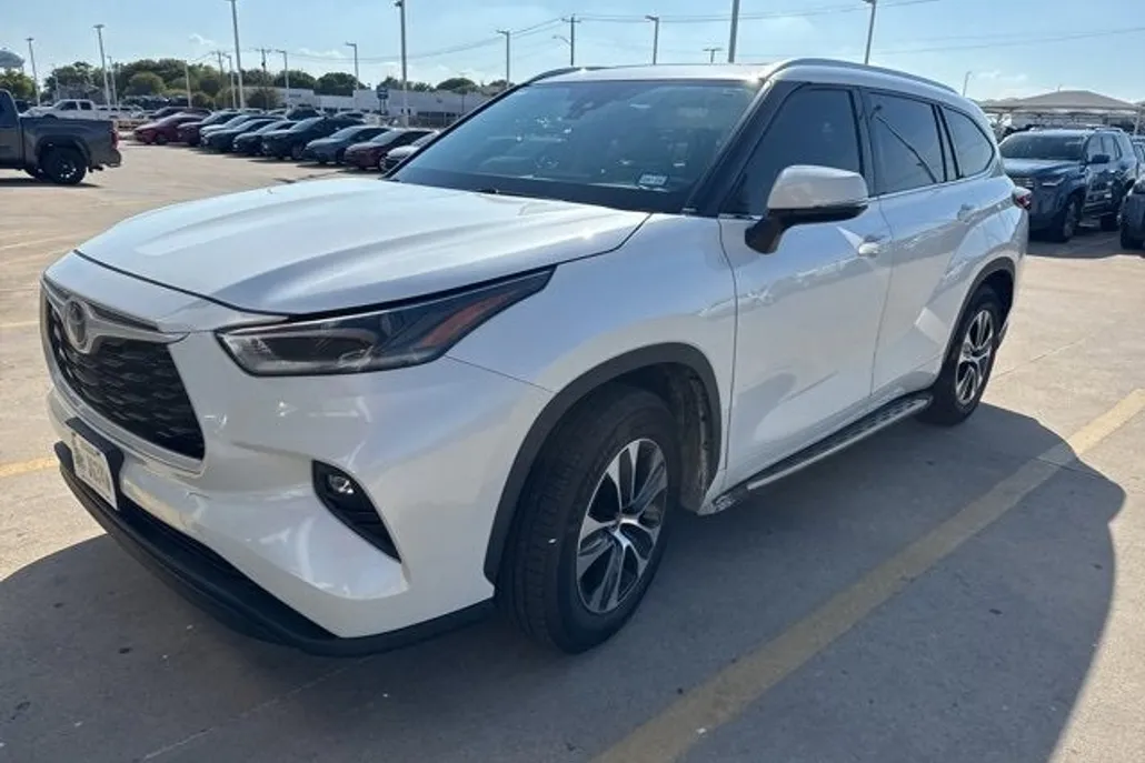 2021 Toyota Highlander XLE photo 1