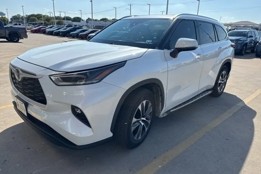 2021 Toyota Highlander XLE photo 1