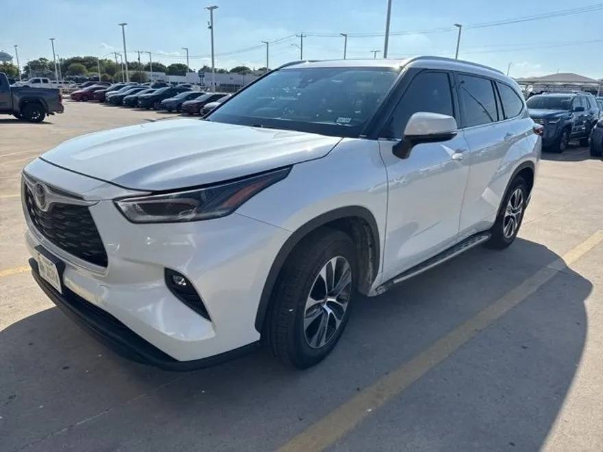2021 Toyota Highlander XLE photo 1