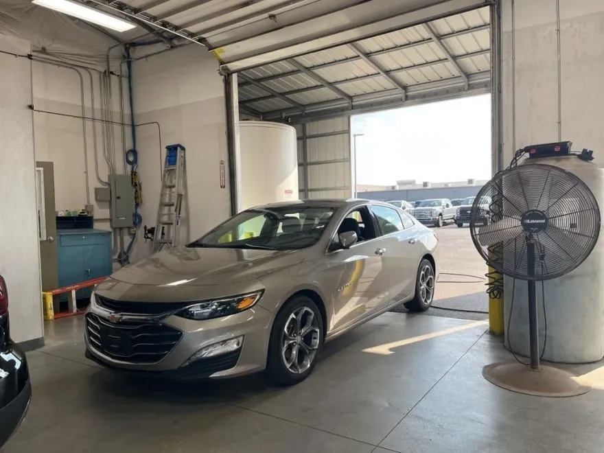 2024 Chevrolet Malibu 1LT photo 1