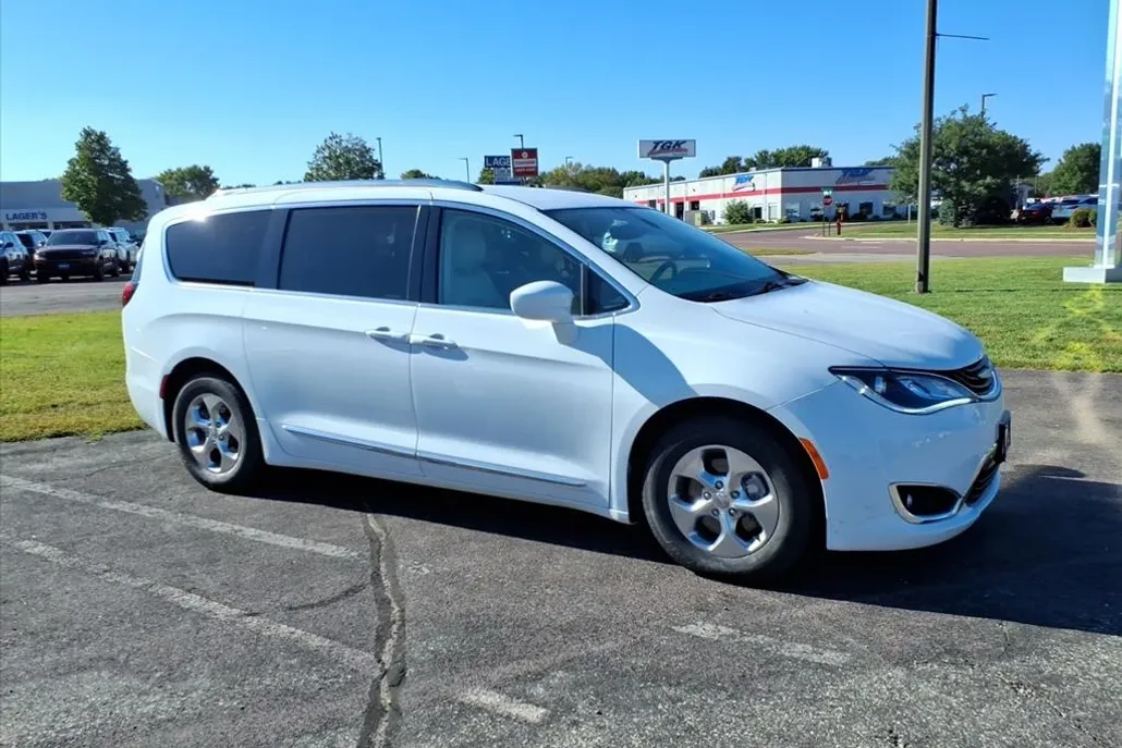 2018 Chrysler Pacifica Hybrid Touring L photo 1