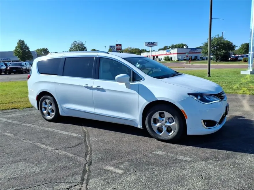 2018 Chrysler Pacifica Hybrid Touring L photo 1