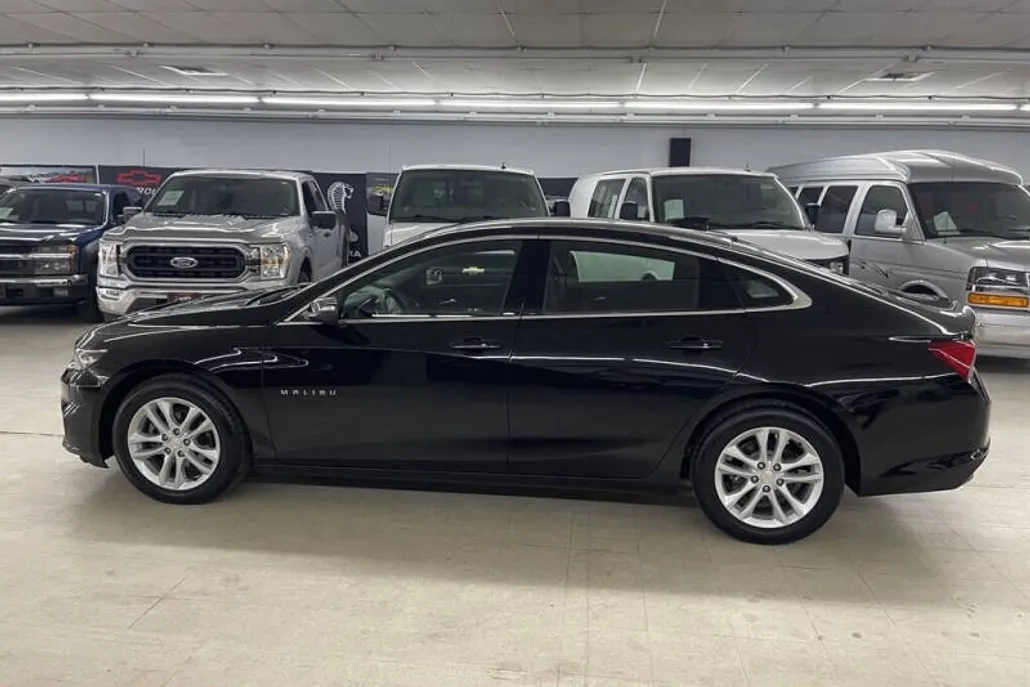 2018 Chevrolet Malibu 1LT photo 1