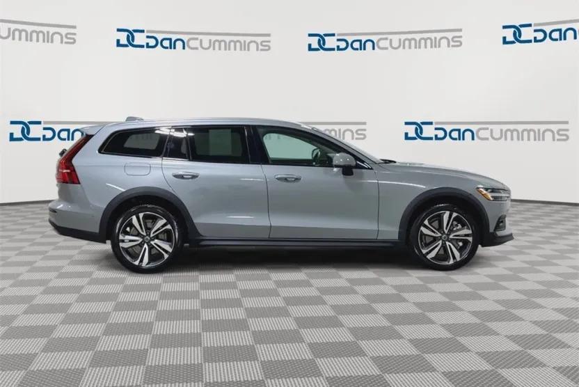 2025 Volvo V60 Cross Country B5 Plus photo 1